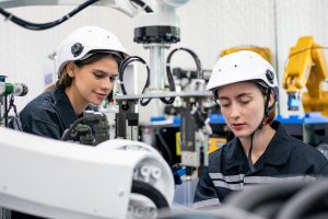 ingénieure-femme-vérification-et-contrôle-automatisation-robot-bras-machine-en-usine-robotique-fabrication