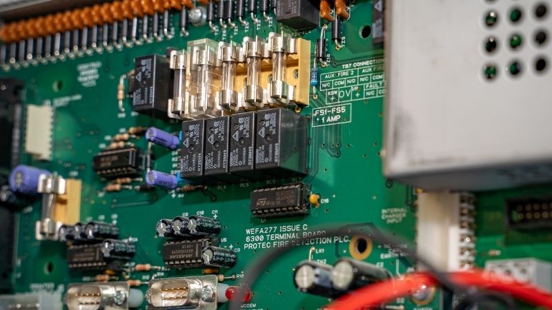 Înțelegerea Sinking vs. Sourcing în sistemele PLC 12 sistem plc